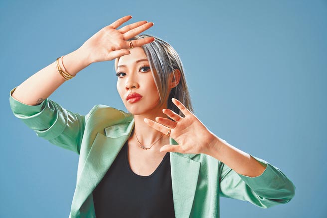 Karencici佩戴Tiffany系列飾品，帥氣度爆表，（右手）Knot 18K金鑲鑽手環70萬5000元、Knot 18K金手環25萬1000元、Knot 18K金寬版戒指6萬7000元；（左手）Knot 18K金鑲鑽寬版戒指18萬4000元；Knot 18K金鑲鑽項鍊12萬9000元。（JOJ Photo攝，服裝提供Boss）