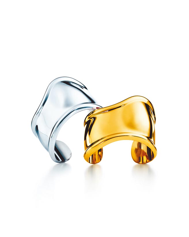 （上）Tiffany Elsa Peretti Bone Cuff純銀手環4萬6000元、（下）18K金手環49萬5000元。（Tiffany提供）