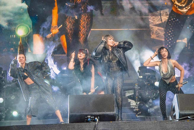 2NE1合体科切拉，Dara（左）的冲天炮造型相当吸睛。（美联社）