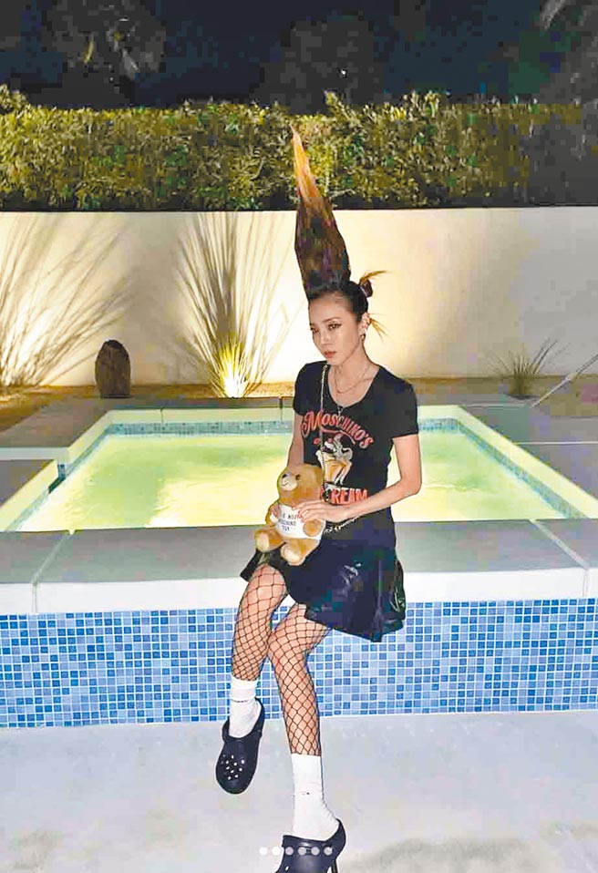 Dara于演出后在泳池边着Moschino T恤、泰迪熊造型包包拍照。（摘自Dara IG）