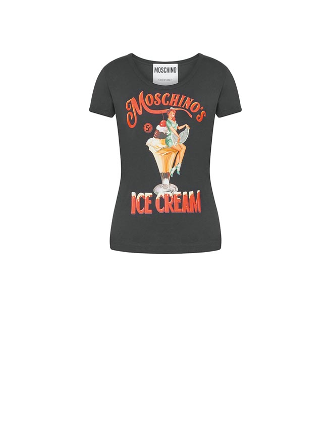Dara同款Moschino T恤，台湾尚未进，但有同款印花帽T。（Moschino提供）