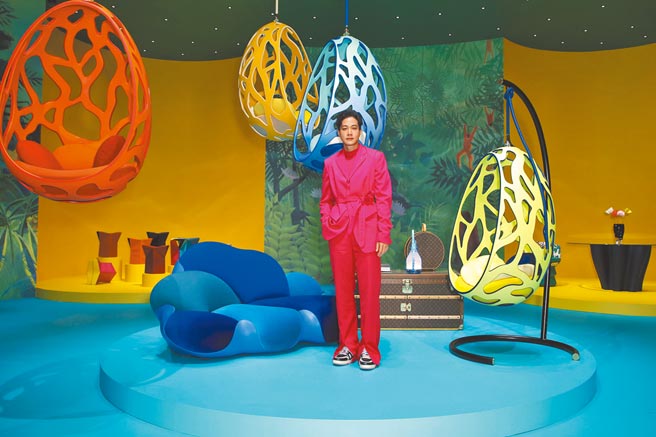 薛仕凌爱老物成痴，近日着迷于台湾早期铁窗的窗花设计。（LV提供）