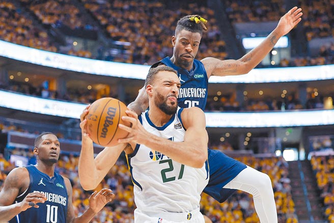 准备上篮的戈贝尔遭到身后的布洛克打手犯规。（路透）