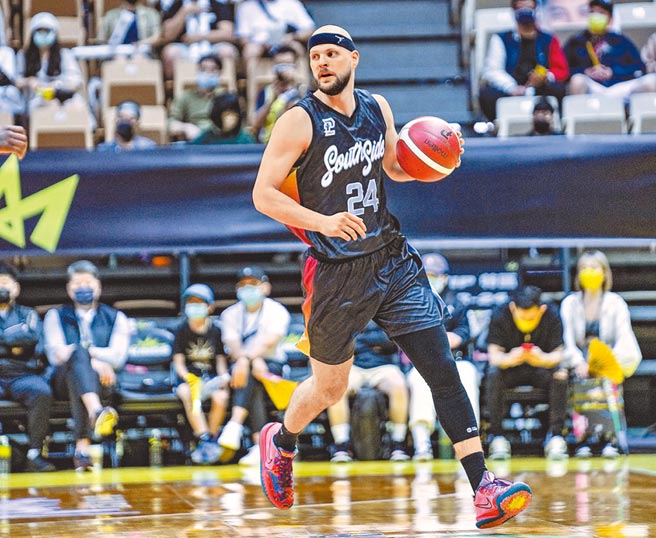 布朗昨天貢獻11分、12籃板及11助攻的大三元數據。（高雄鋼鐵人提供）