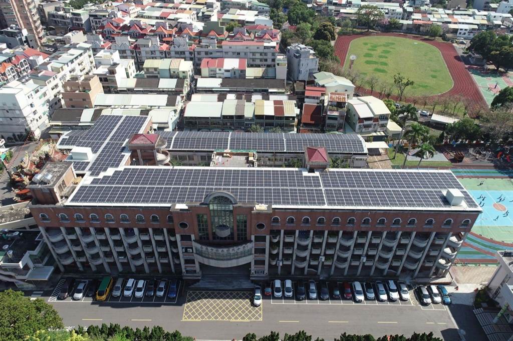 嘉義市林森國小校舍屋頂建置太陽能光電系統。（嘉義市環保局提供／廖素慧嘉市傳真）
