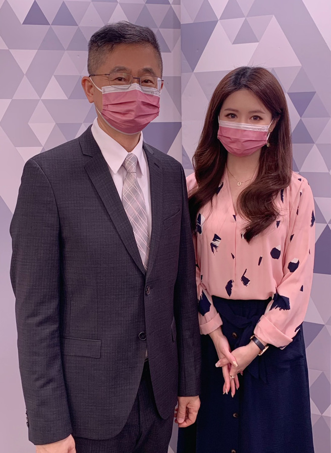 台湾运彩总经理林博泰(左)上时来运转节目，与主持人尉迟佩玉(右)谈运彩眉角。(林胜发摄)