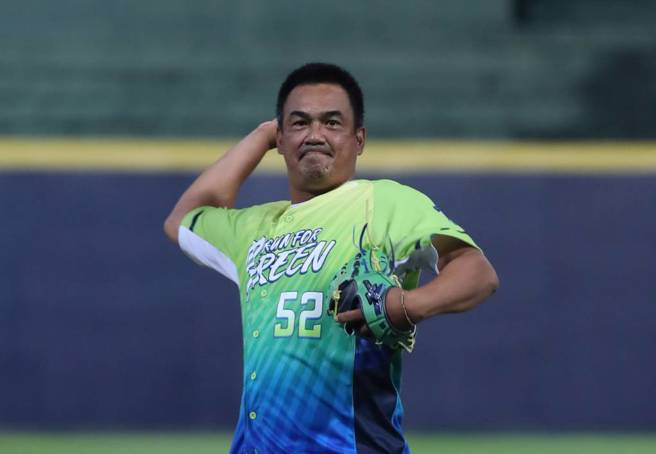 富邦悍将二军总教练陈金锋受邀开球。（郑任南摄）