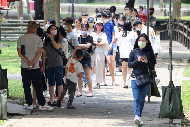 新冠肺炎本土疫情持续升温，民眾至社区筛检站筛检。（陈怡诚摄）