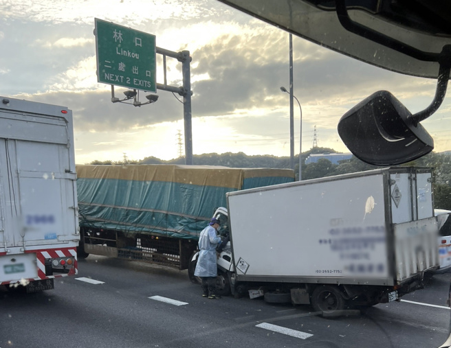 國道1號北上林口路段26日上午7時許發生車禍，造成車流嚴重回堵。（翻攝自記者爆料網）