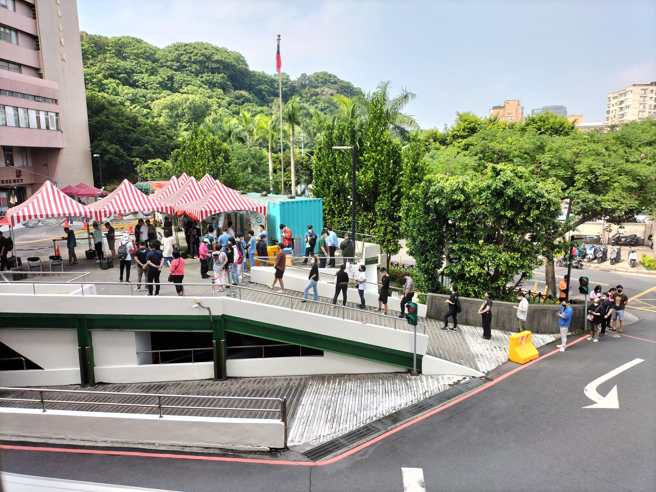 本土疫情升温，不少民眾跑到医院排队採检。（图／翻摄自苏一峰脸书）