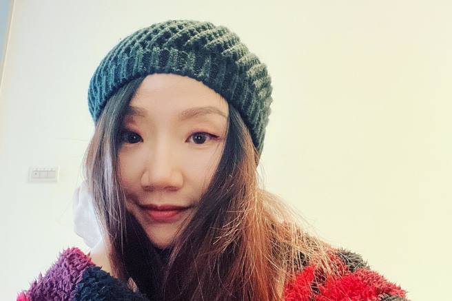 陶晶莹昨（25）日去爬山运动，不料遇到有山友体力不支，被医护人员扛下山。（图／陶晶莹脸书）