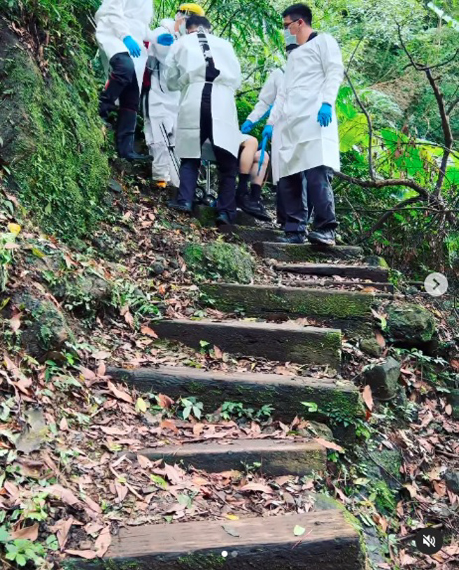 陶晶莹拍摄医护人员救援的过程。（图／陶晶莹instagram）