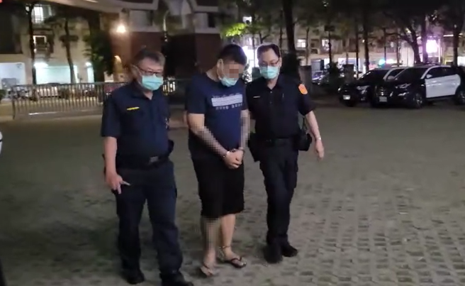 高雄警追槍砲逃犯，遇到他正在「棒賽」中離不開馬桶，只好乖乖被逮。(蘇育宣翻攝)