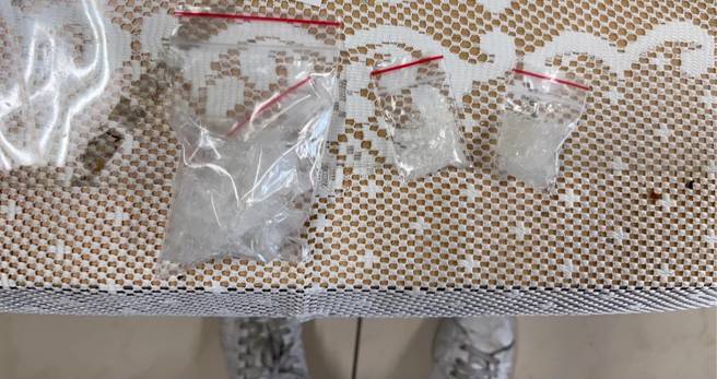 高雄警追槍砲逃犯，遇到他正在「棒賽」中離不開馬桶，只好乖乖被逮，還當場查獲毒品。(蘇育宣翻攝)