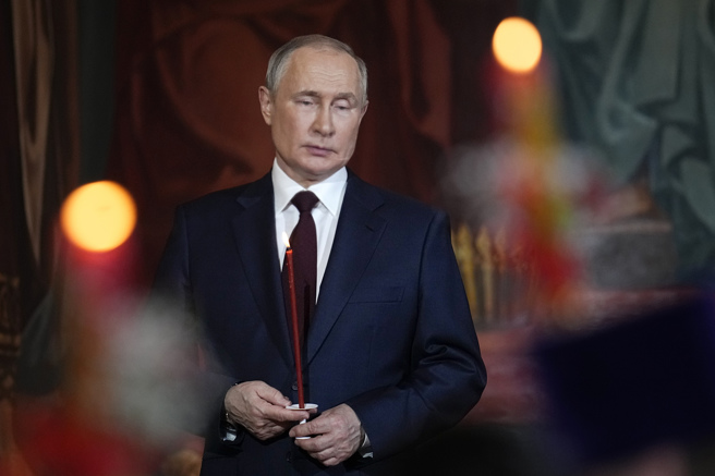 俄乌开战之后，俄罗斯总统普丁一直是外媒焦点，图为普丁24日参加东正教弥撒。（美联社资料照）