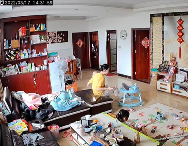 大陆一名妈妈边滑手机边哄孩子，抬头却发现宝宝不见了，急忙到处寻找，最后才发现原来自己一直抱在手上。(图/翻摄自抖音/琳宝的小泷泷)