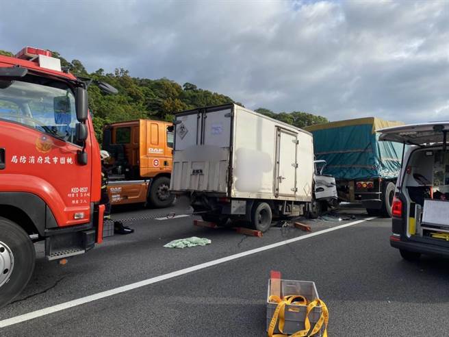 國道1號北向45.2公里26日早上6時許發生小貨車追撞全聯結車意外。（翻攝照片）