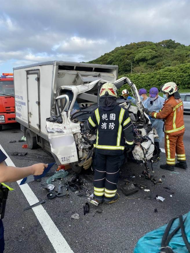 國道1號北向45.2公里26日早上6時許發生小貨車追撞全聯結車意外。（翻攝照片）