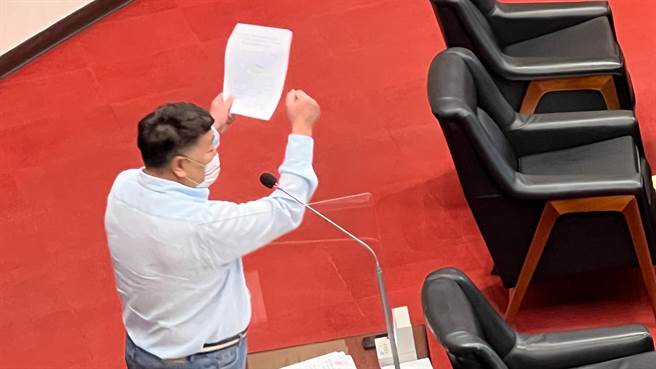 今高市议员吴铭赐在议会踢爆虐儿事件，更气得谯「夭寿骨，别人的孩子死不了，实在太粗残」。（柯宗纬摄）