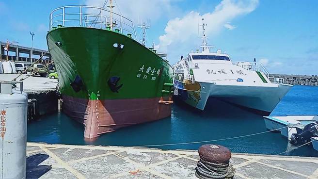 往返台东兰屿的大发1号货轮遭赖比瑞亚籍油轮撞沉，9船员平安获救。（民眾提供）