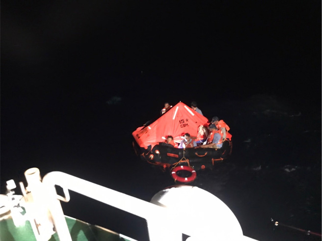 台东船难，台湾货轮遭油轮撞沉，9船员跳海逃生，海巡获报后暗夜中救起全部船员。(海巡署提供)
