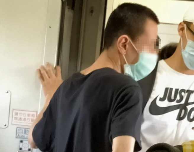 姚男經常在台鐵列車上性騷擾他人，以車廂擁擠為由，靠近年輕女性，藉機以下體磨蹭。（翻攝自Dcard）