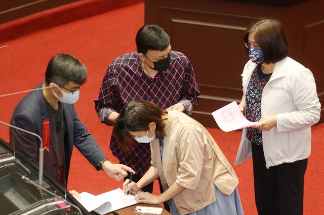 总统蔡英文提名现任台湾高等检察署检察长邢泰钊为新任检察总长，26日立法院在院会进行检察总长人事同意权行使。（杜宜谙摄）