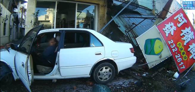 6旬男子开车衝进嘉义市博爱路一段一处槟榔摊。（读者提供／廖素慧嘉市传真）
