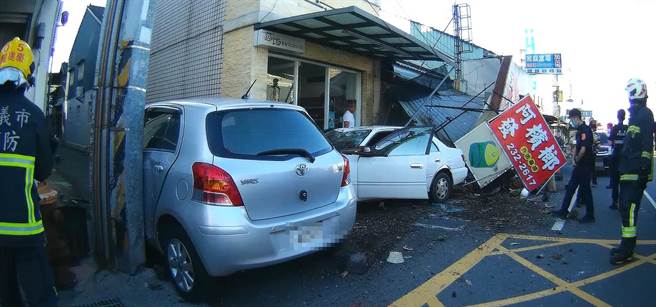 6旬男子开车衝进嘉义市博爱路一段一处槟榔摊再撞到路边的自小客车。（读者提供／廖素慧嘉市传真）