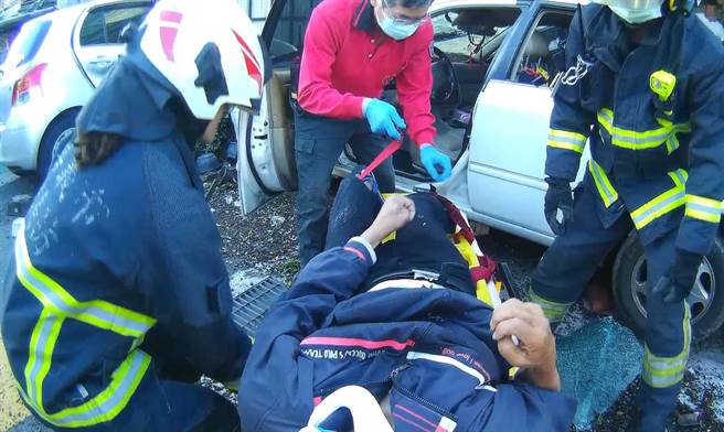 嘉义市警消人员破窗救出6旬男子脱困。（读者提供／廖素慧嘉市传真）