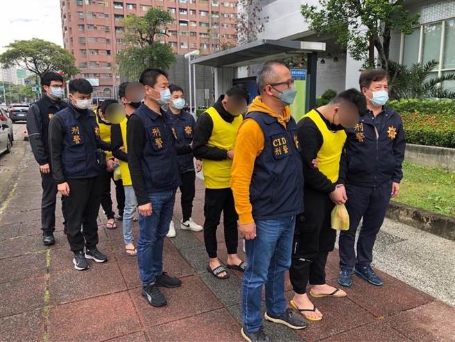 余姓男子等人日前强押黄男上车，警方询后移送桥头地检署。（翻摄照片／林瑞益高雄传真）