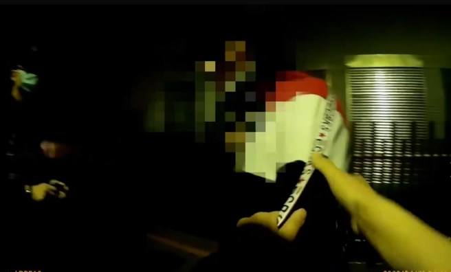 他骑无牌赃车逃3公里辩酒驾，警眼尖见车下「两包白粉」真相大白。(苏育宣翻摄)