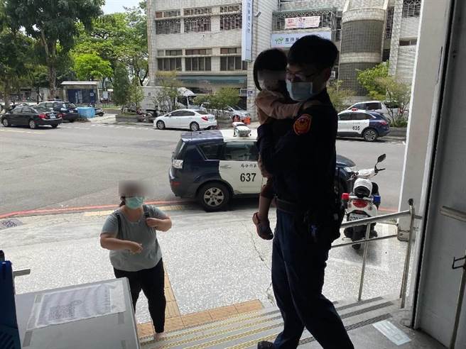 员警在公园周边协寻，总算找到也正在焦急找女儿的廖小姐（左），赶紧通知她到警所将女儿接回。（警方提供／谢琼云台中传真）