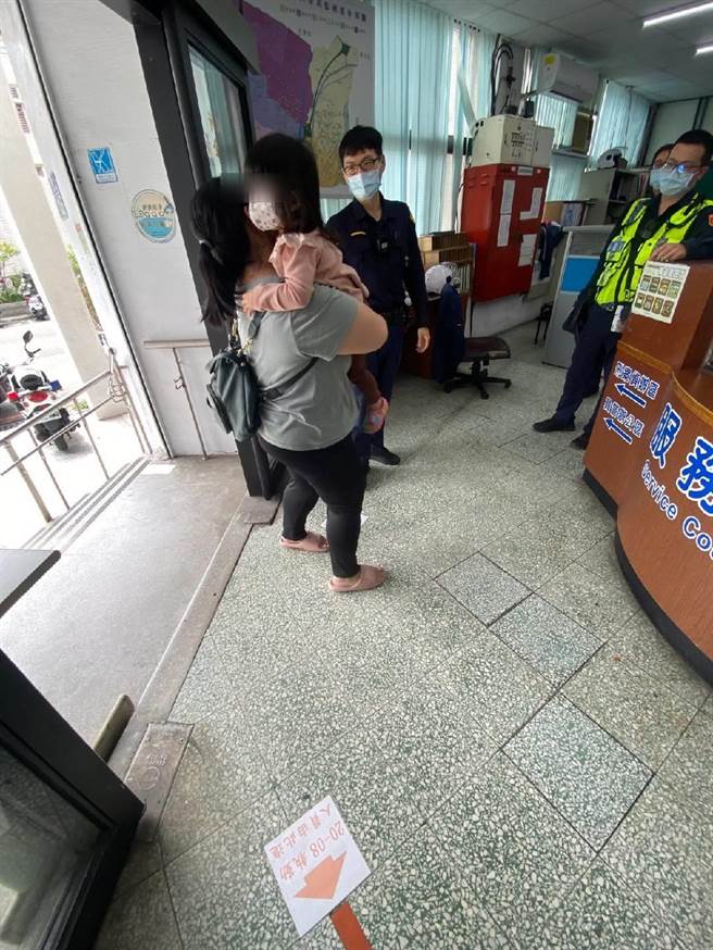 小女娃一看到妈妈来了，立刻扑向妈妈怀抱。（警方提供／谢琼云台中传真）