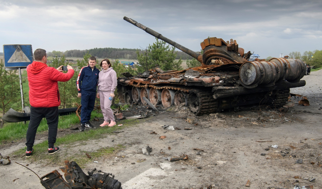 儘管俄军猛攻乌克兰，但首都基辅当地民眾4月25日仍兴致勃勃地与被摧毁的俄罗斯装甲车合影，如今基辅地区军事管理局宣布，由于俄罗斯挑衅，将从周一到周五实施宵禁。（路透）
