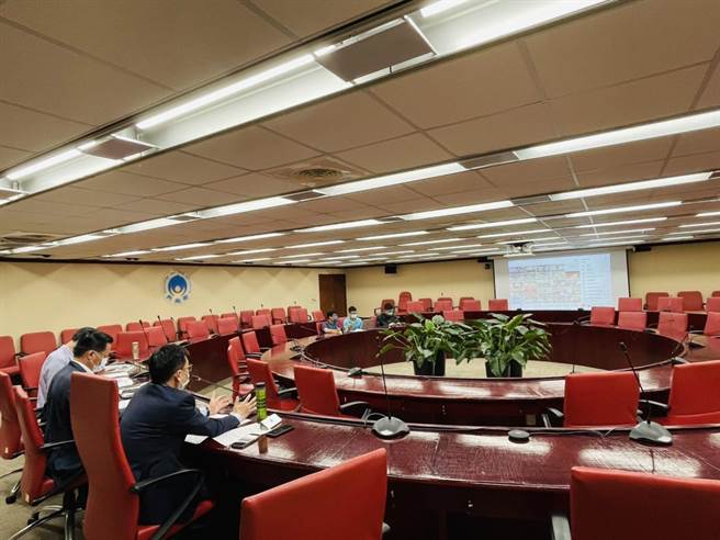 内政部次长、疫情指挥中心副指挥官陈宗彦昨天透过视讯，召集全国消防首长救护量能需求会议，盘点各地消防车量能（内政部提供））