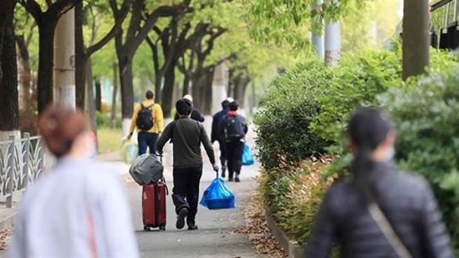 上海：個別社區拒絕解除隔離觀察人員返回，再次強調不得阻擾。（澎派新聞）