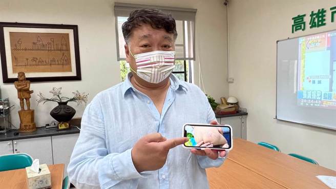 今高市议员吴铭赐在议会踢爆虐儿事件，更气得谯「夭寿骨，别人的孩子死不了，实在太粗残」。（柯宗纬摄）