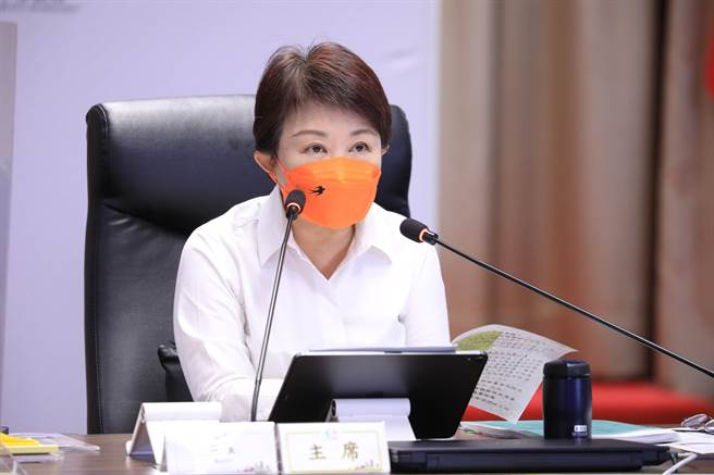 台中市长卢秀燕上午主持市政会议，针对居隔新制今天上路，她详细说明台中市几项创新的作法。（谢琼云摄）