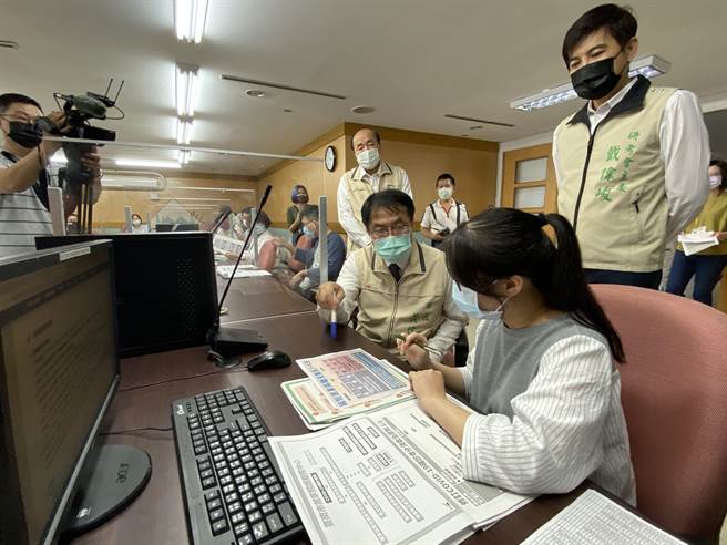 台南市居家照護服務中心今日啟動，市長黃偉哲視察「生活關懷」辦公室。（曹婷婷攝）