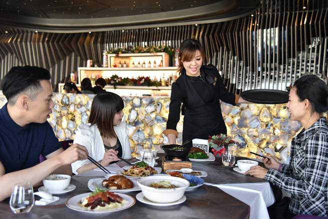 豪宅提供顶级餐饮团队进驻、让住户不出门就像在高檔餐厅一样享受。（业者提供／卢金足台中传真）