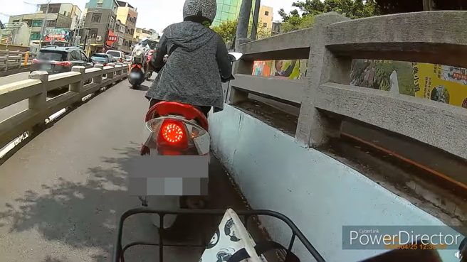 彰化一名女骑士为了躲太阳，擅自停在路中央的树荫处。（翻摄自脸书社团《爆怨公社》）