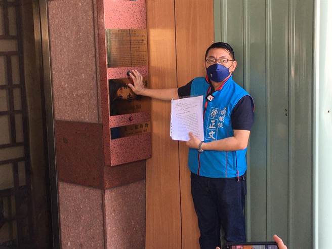 徐正文赴北檢告發萬芳醫院醫師林英欽涉嫌瀆職。(崔正綱攝)