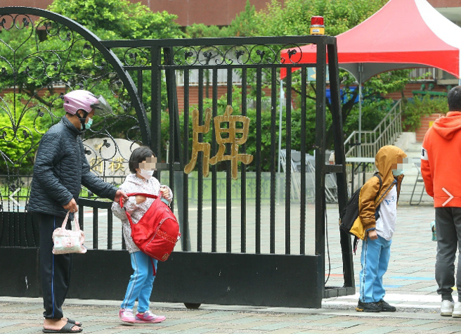 國小童疫苗接種意願書曝光，最快5/2可打。(資料照)