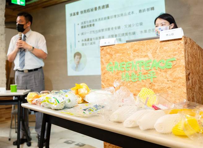 超市年塑胶用量逾18亿，环团吁通路蔬果自主裸卖。（绿色和平提供）