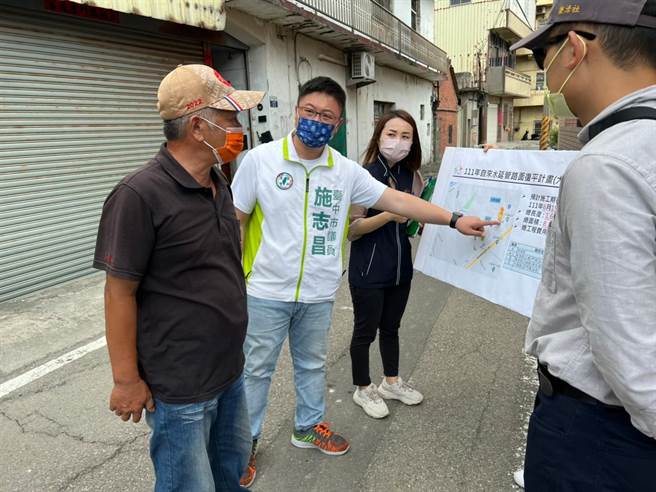大安福興里與南庄里進行自來水延管工程後，一直無法修復路面，市議員施志昌26日前往會勘。（陳淑娥攝）