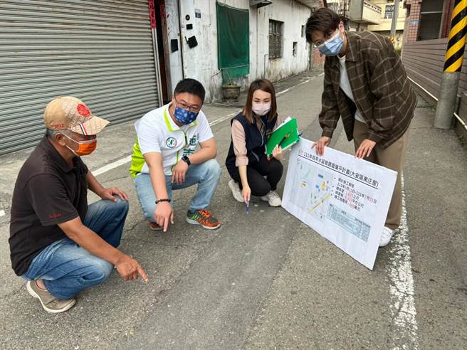 大安福興里與南庄里進行自來水延管工程後，一直無法修復路面，市議員施志昌26日前往會勘。（陳淑娥攝）