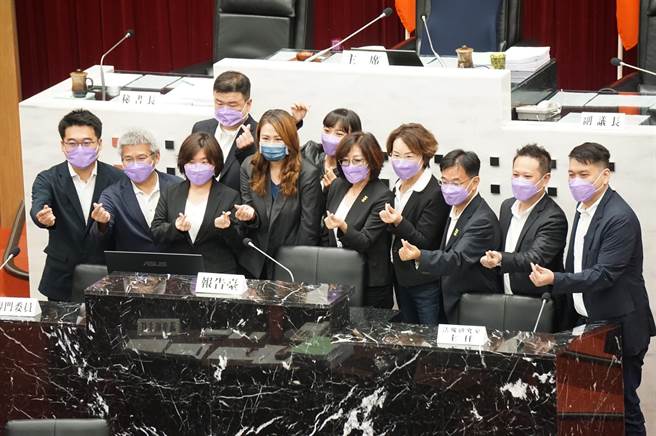 民進黨議會同事也驚喜現身送暖，讓高閔琳淚灑議事廳，直呼很感動。（柯宗緯攝）