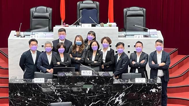 民進黨議會同事也驚喜現身送暖，讓高閔琳淚灑議事廳，直呼很感動。（柯宗緯攝）