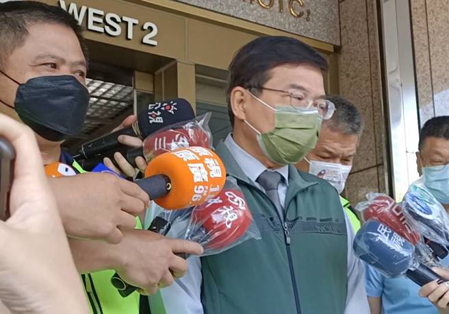 交通部長王國材(右)與台鐵企業工會理事長陳世杰(左)共同受訪。（簡立欣攝）